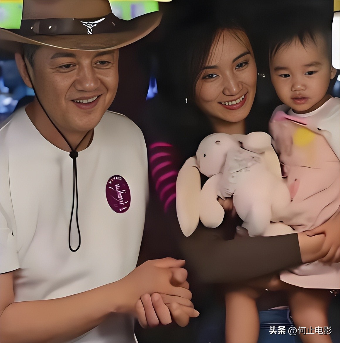 李亚鹏晒李嫣近照_李亚鹏女儿李嫣照片兔唇图片_