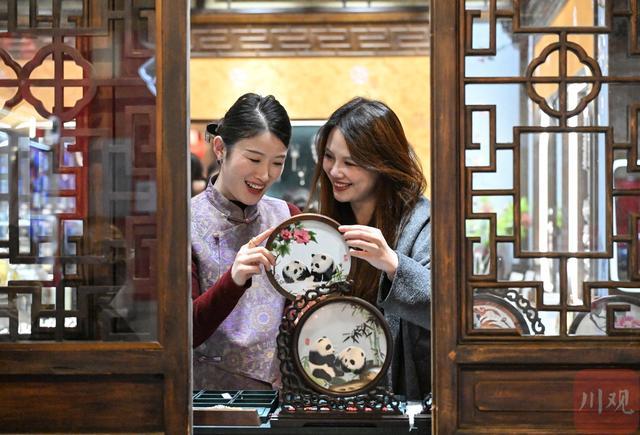 四川成都：灯火璀璨“年味”浓 武侯祠“视觉盛宴”喜迎八方来客