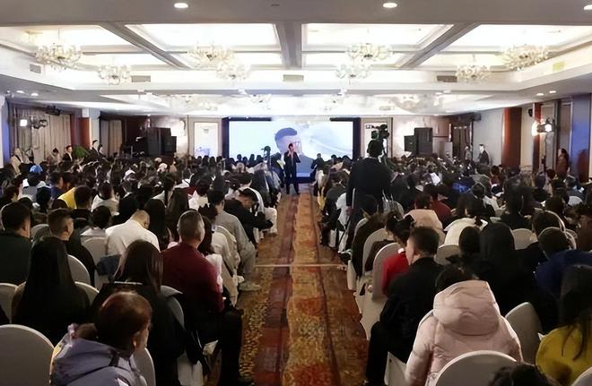 _网红残疾励志达人_天天向上网红女神是哪期