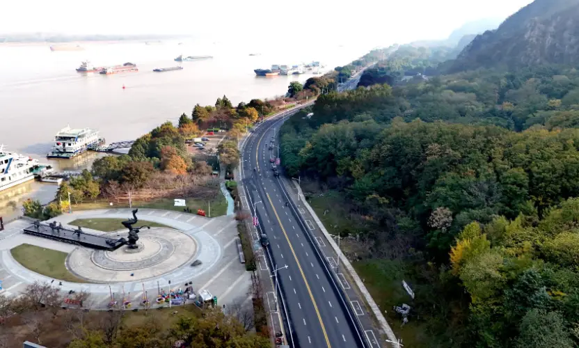 景公出游_梦100新春出游爱因斯_