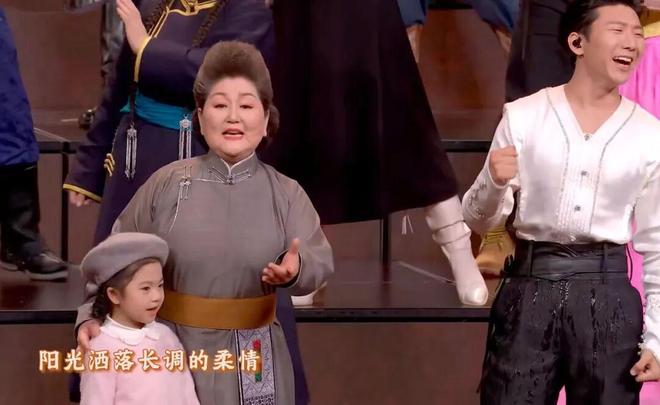 吉祥三宝爆红20年,乌日娜再登春晚:丈夫去世女儿远嫁,物是人非