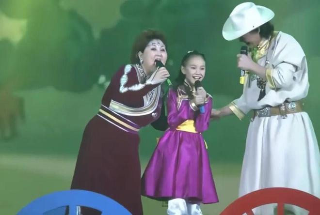 春晚节目歌曲吉祥三宝_春晚唱吉祥三宝的那男子_