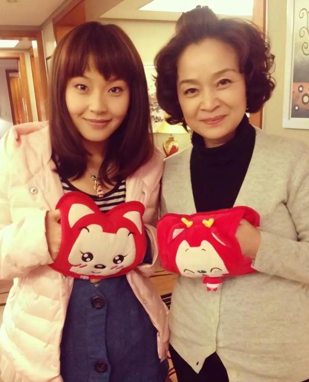 善恶终有报！喊舅舅“爸”，拒认亲爹却帮继父求婚 她的人生太狗血__善恶终有报！喊舅舅“爸”，拒认亲爹却帮继父求婚 她的人生太狗血