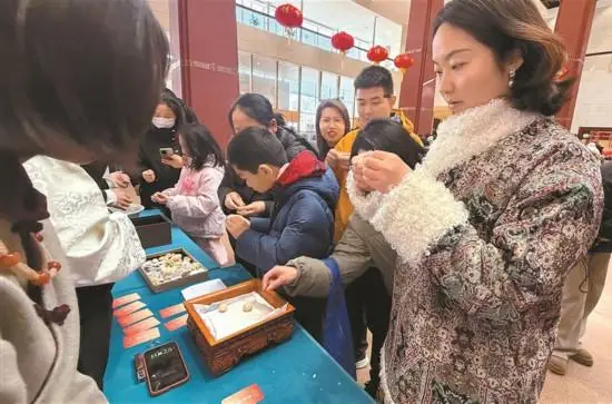 在西藏博物馆品独特年俗