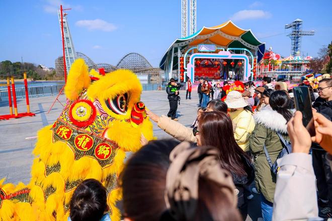 从早到晚不重样!收好这份上海欢乐谷“欢乐中国年”游玩指南__从早到晚不重样!收好这份上海欢乐谷“欢乐中国年”游玩指南