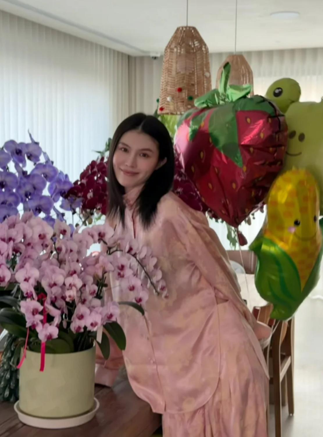 陈伟霆一家北京过春节，何穗晒照别墅摆满各色蝴蝶兰，年味十足_陈伟霆一家北京过春节，何穗晒照别墅摆满各色蝴蝶兰，年味十足_