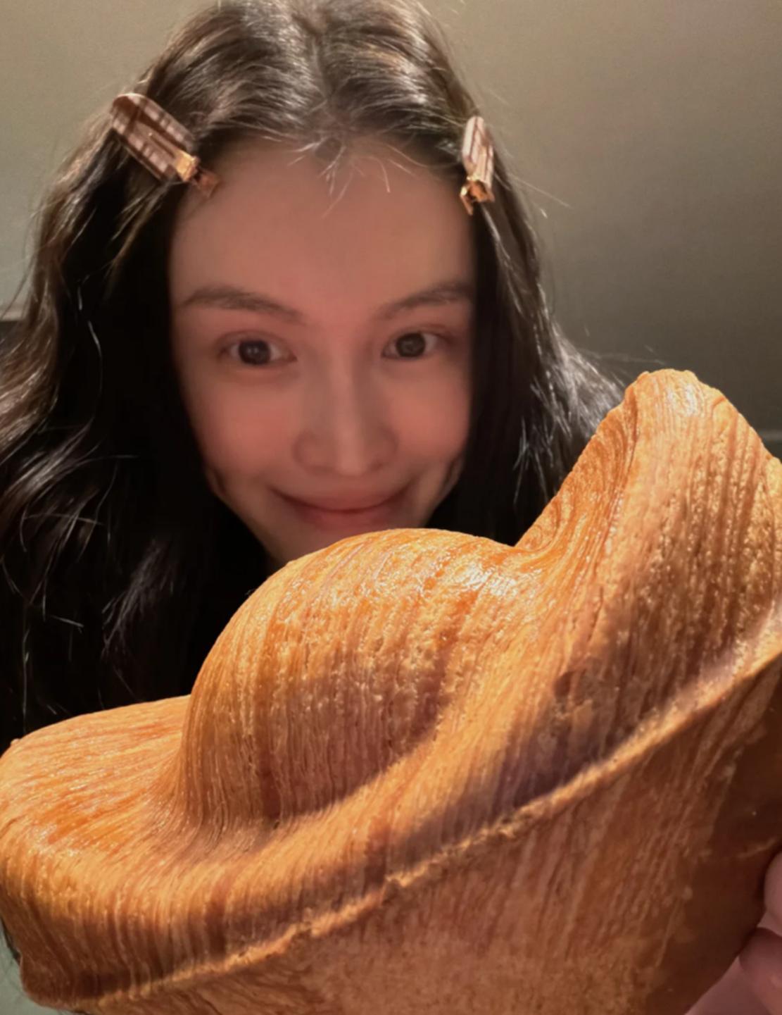 _陈伟霆一家北京过春节，何穗晒照别墅摆满各色蝴蝶兰，年味十足_陈伟霆一家北京过春节，何穗晒照别墅摆满各色蝴蝶兰，年味十足