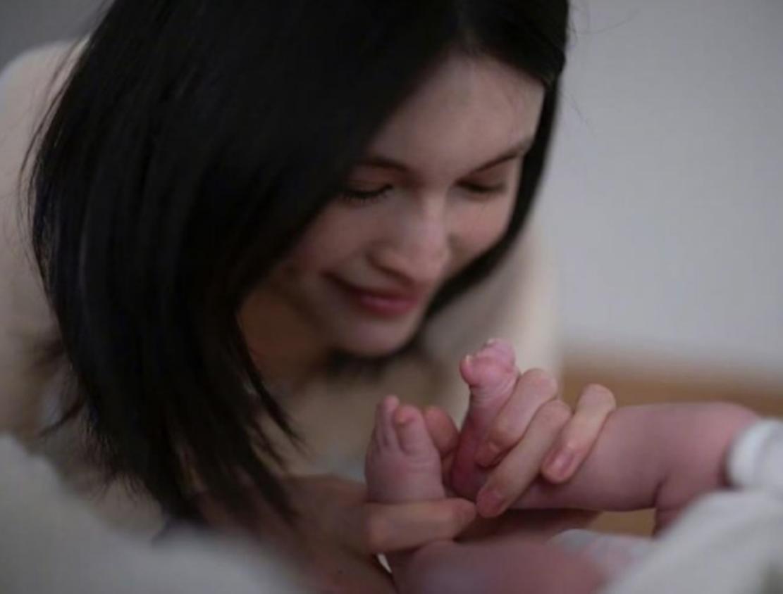 _陈伟霆一家北京过春节，何穗晒照别墅摆满各色蝴蝶兰，年味十足_陈伟霆一家北京过春节，何穗晒照别墅摆满各色蝴蝶兰，年味十足