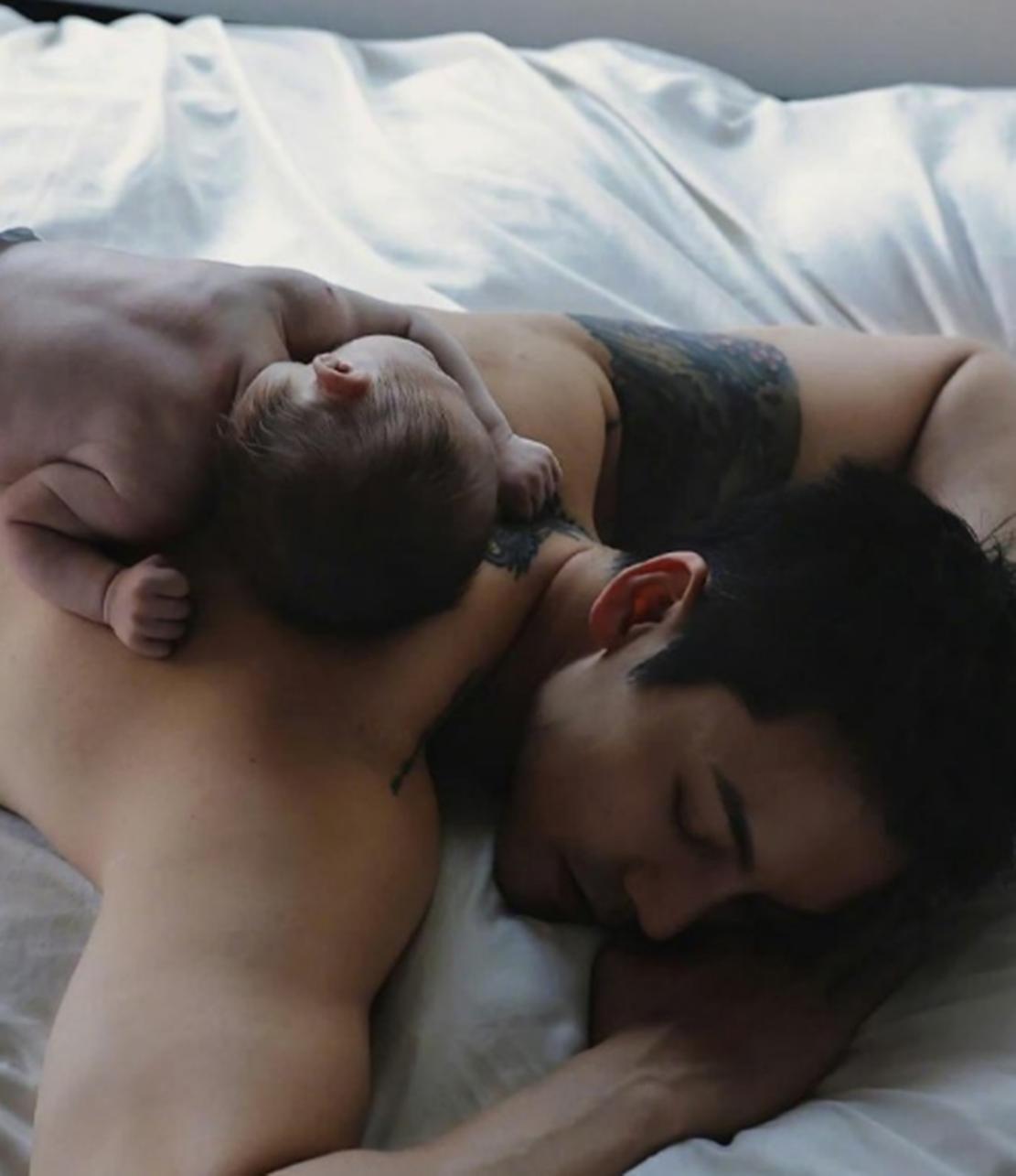 陈伟霆一家北京过春节，何穗晒照别墅摆满各色蝴蝶兰，年味十足__陈伟霆一家北京过春节，何穗晒照别墅摆满各色蝴蝶兰，年味十足