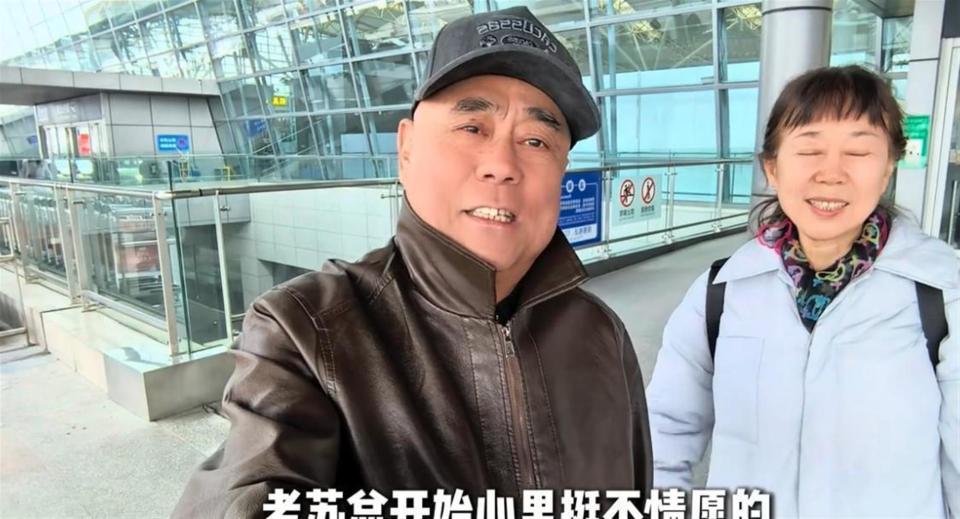 苏醒一家6口云南过年，廖语辰晒全家福，夫妻俩看不出11岁年龄差