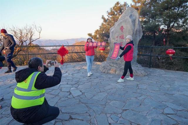 香山迎新春！百名游客香炉峰顶登高祈福