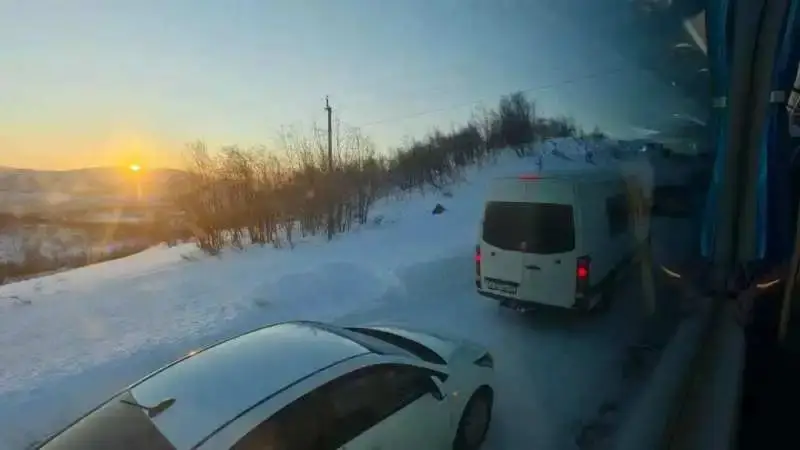 多位中国游客因道路积雪被困俄罗斯“极光村” 超40小时，有人被安置在学校