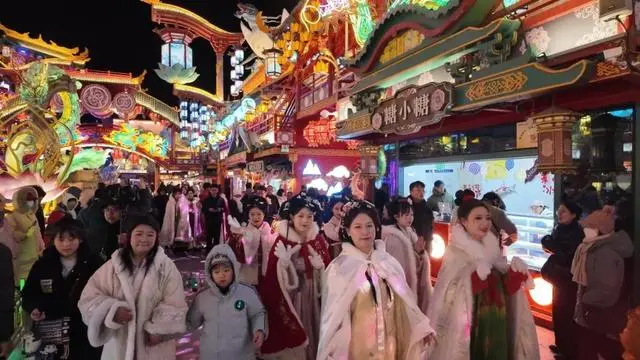 日均近百场演艺，山海间不夜城主题街区成市民游客新春好去处_日均近百场演艺，山海间不夜城主题街区成市民游客新春好去处_