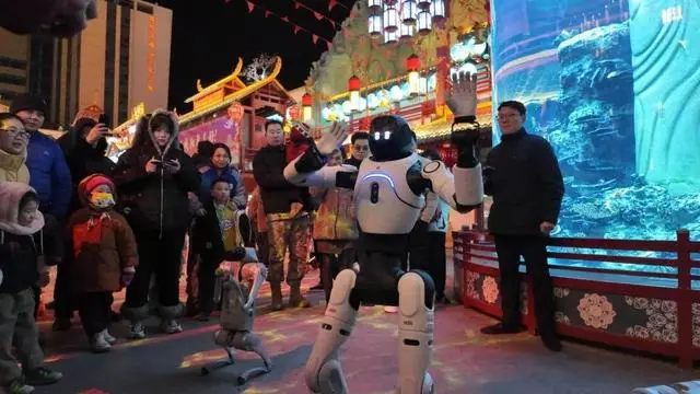 日均近百场演艺，山海间不夜城主题街区成市民游客新春好去处__日均近百场演艺，山海间不夜城主题街区成市民游客新春好去处