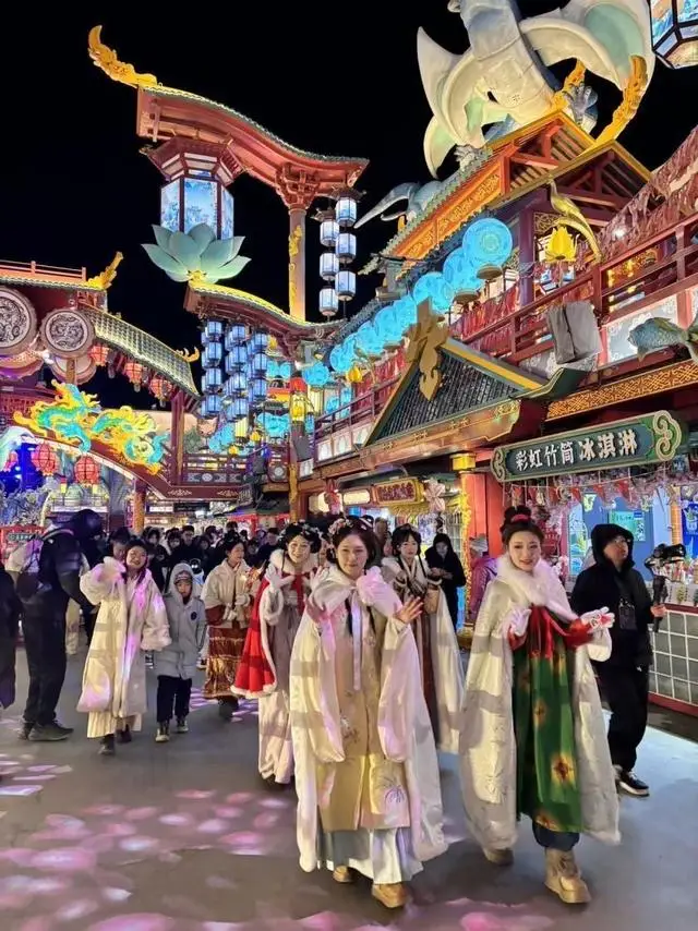 日均近百场演艺，山海间不夜城主题街区成市民游客新春好去处_日均近百场演艺，山海间不夜城主题街区成市民游客新春好去处_