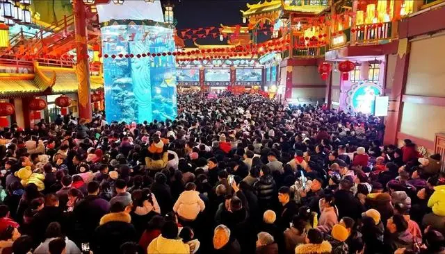 日均近百场演艺，山海间不夜城主题街区成市民游客新春好去处__日均近百场演艺，山海间不夜城主题街区成市民游客新春好去处