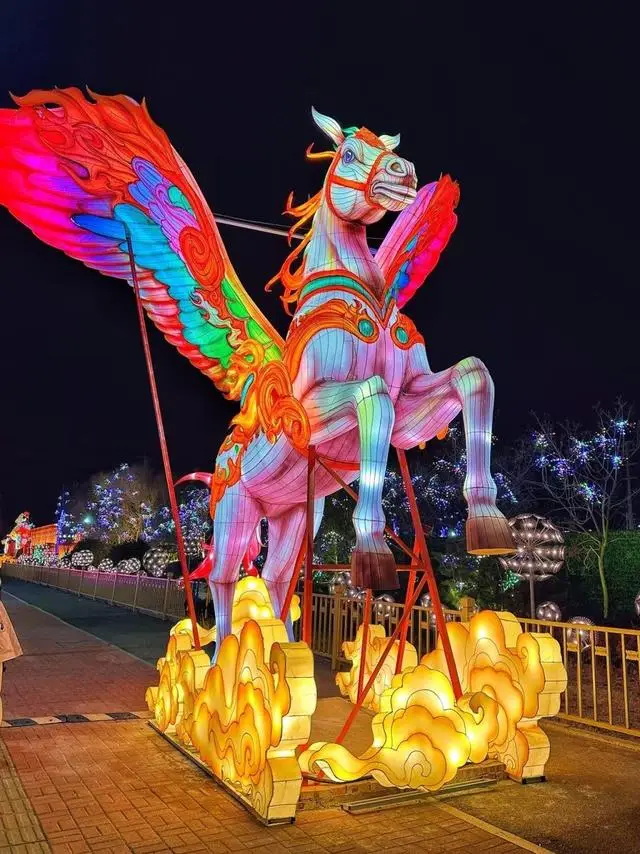 日均近百场演艺，山海间不夜城主题街区成市民游客新春好去处__日均近百场演艺，山海间不夜城主题街区成市民游客新春好去处