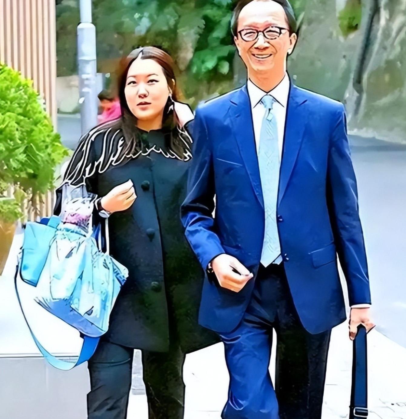 _恩爱24年敌不过现实，48岁伏明霞和74岁梁锦松的年龄差终究是道坎_恩爱24年敌不过现实，48岁伏明霞和74岁梁锦松的年龄差终究是道坎