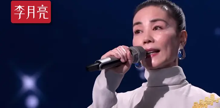 56岁王菲再上春晚，评论两极分化：她的丑眉毛，大胆又勇敢