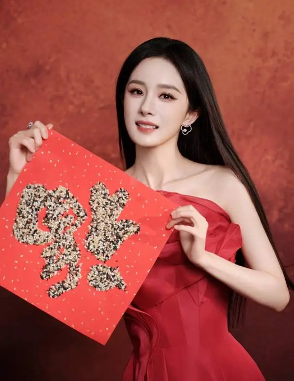 杨幂红裙霸屏除夕夜！鞠婧祎高定配珠宝，这届女星新春营业谁最卷