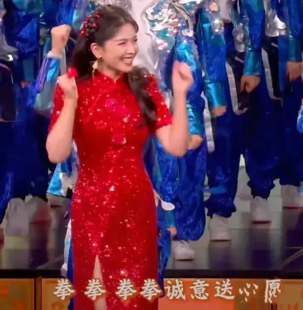 王菲春晚裙子__春晚王菲