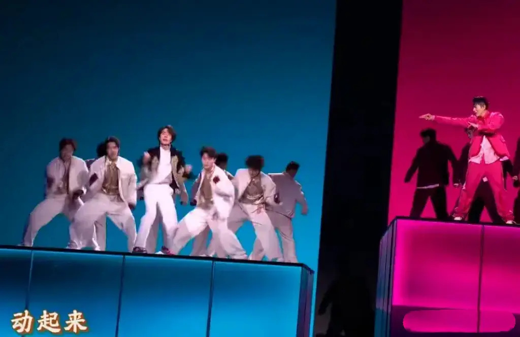 春晚王菲_王菲春晚裙子_