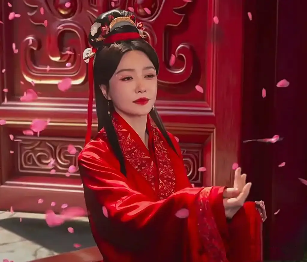 王菲春晚裙子__春晚王菲