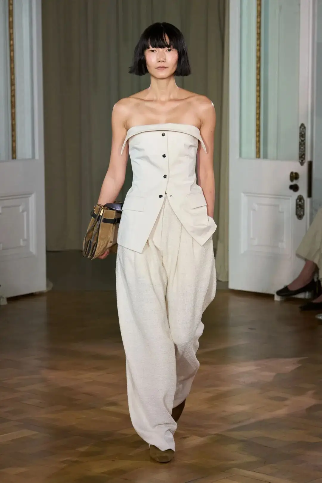 脸部两旁的骨头__大汉集团电话号码