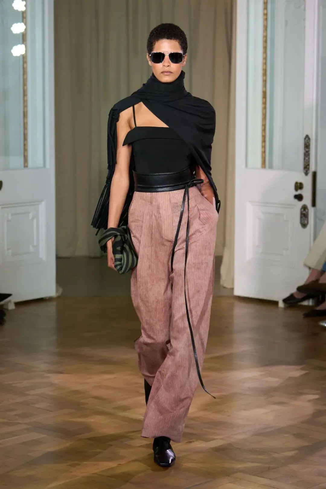 脸部两旁的骨头__大汉集团电话号码