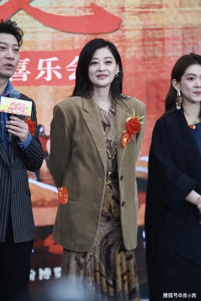 梅婷带火了一种初春新穿法：西装+衬衫+半身裙，50岁美出新高度