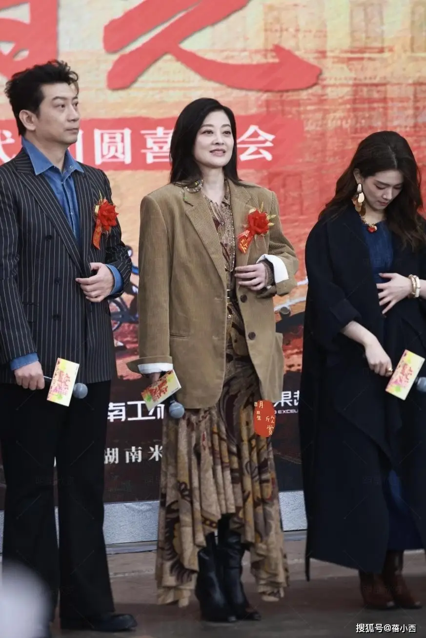 _西装半身裙_西装半身裙配什么鞋子