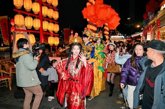 春节出行迎节中首轮高峰 成都跻身热门目的地前二