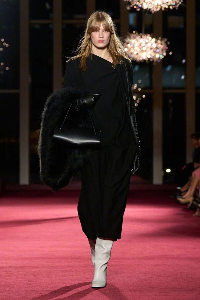 春夏纽约时装周_2021纽约春夏时装秀_