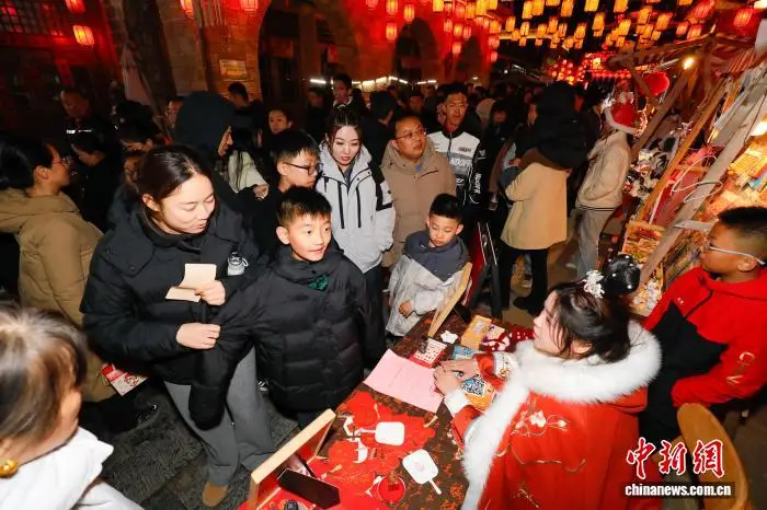 陕西延安:烟火人间年味浓 流光溢彩惹人醉