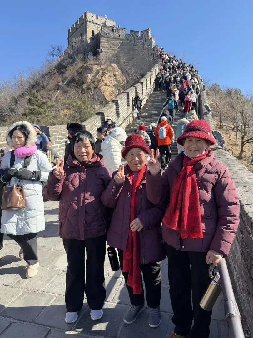 _带79岁母亲、一家15口包车进京过年，山东小伙用12个字总结北京之行_带79岁母亲、一家15口包车进京过年，山东小伙用12个字总结北京之行