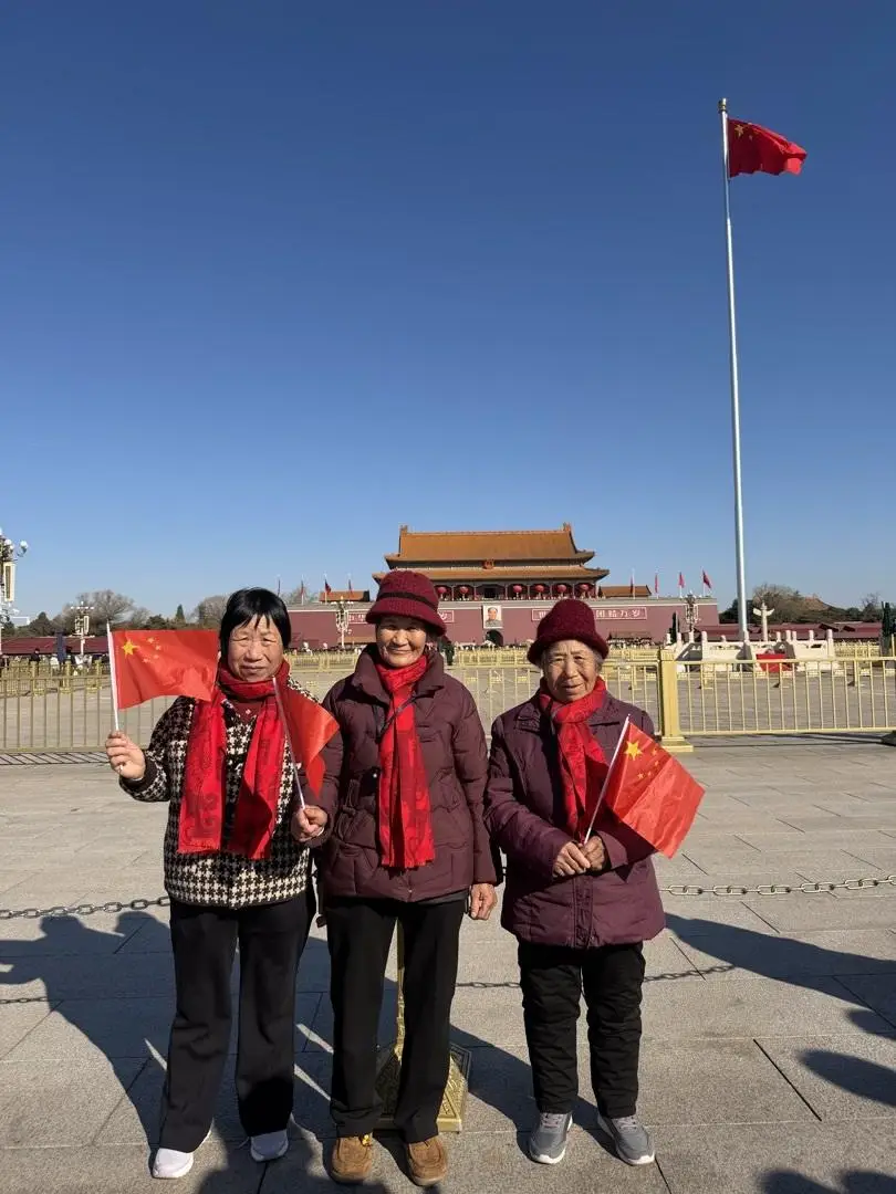 带79岁母亲、一家15口包车进京过年，山东小伙用12个字总结北京之行_带79岁母亲、一家15口包车进京过年，山东小伙用12个字总结北京之行_