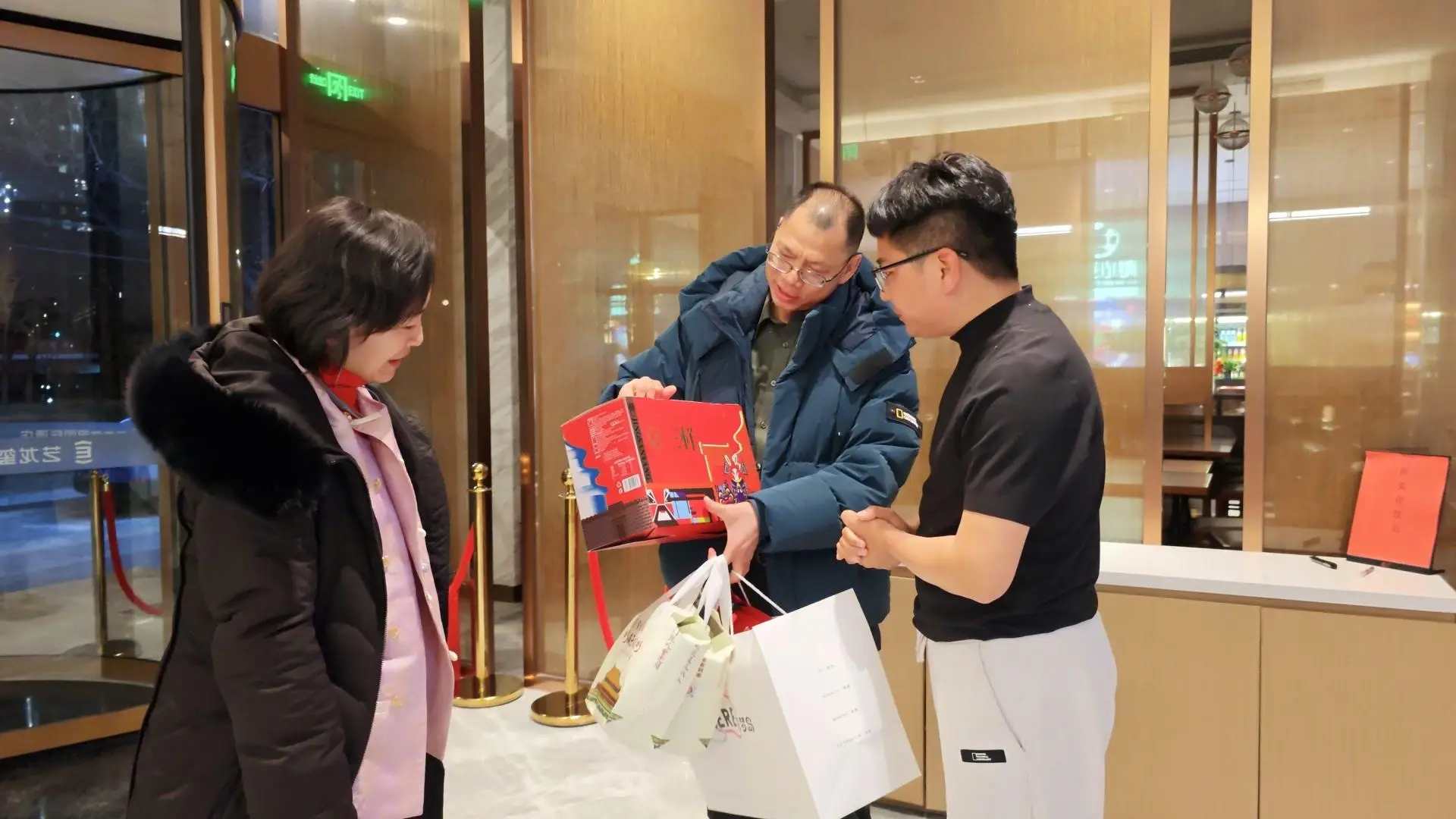 带79岁母亲、一家15口包车进京过年，山东小伙用12个字总结北京之行__带79岁母亲、一家15口包车进京过年，山东小伙用12个字总结北京之行