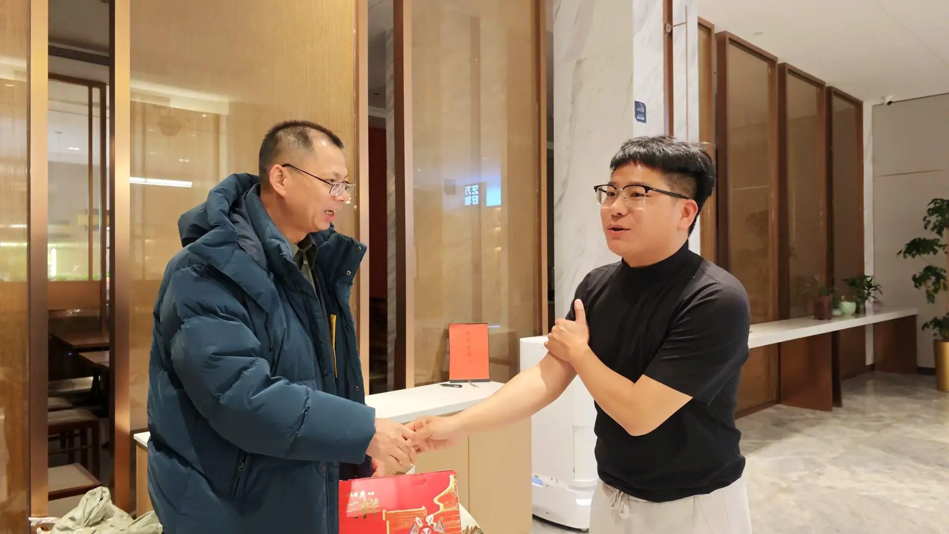 带79岁母亲、一家15口包车进京过年，山东小伙用12个字总结北京之行_带79岁母亲、一家15口包车进京过年，山东小伙用12个字总结北京之行_