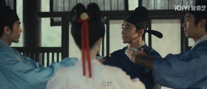 一边捧上天一边骂退圈，这位新晋顶流到底冤不冤__一边捧上天一边骂退圈，这位新晋顶流到底冤不冤