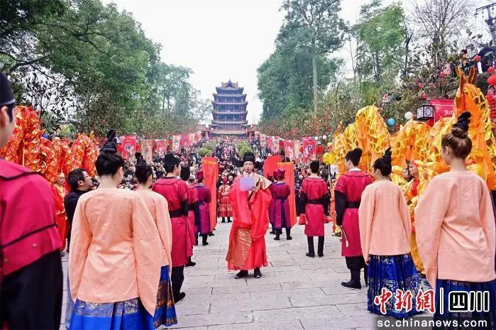 2026资中新春庙会：市民和游客沉浸式体验新春年味