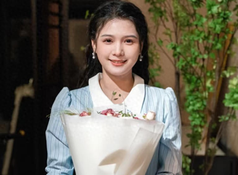 浴缸陪睡、洗内裤接口水、跪地服务，这些明星不把助理当人看！__浴缸陪睡、洗内裤接口水、跪地服务，这些明星不把助理当人看！