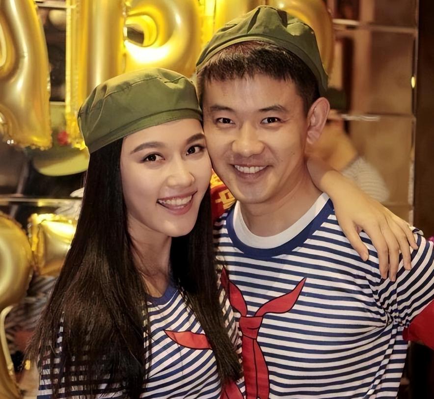 浴缸陪睡、洗内裤接口水、跪地服务，这些明星不把助理当人看！__浴缸陪睡、洗内裤接口水、跪地服务，这些明星不把助理当人看！