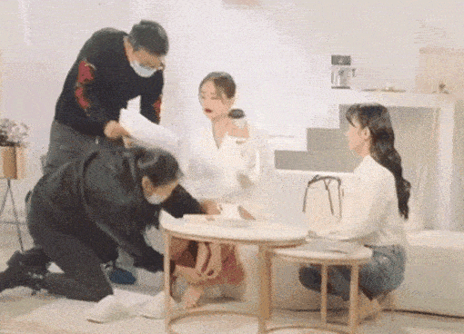 浴缸陪睡、洗内裤接口水、跪地服务，这些明星不把助理当人看！_浴缸陪睡、洗内裤接口水、跪地服务，这些明星不把助理当人看！_