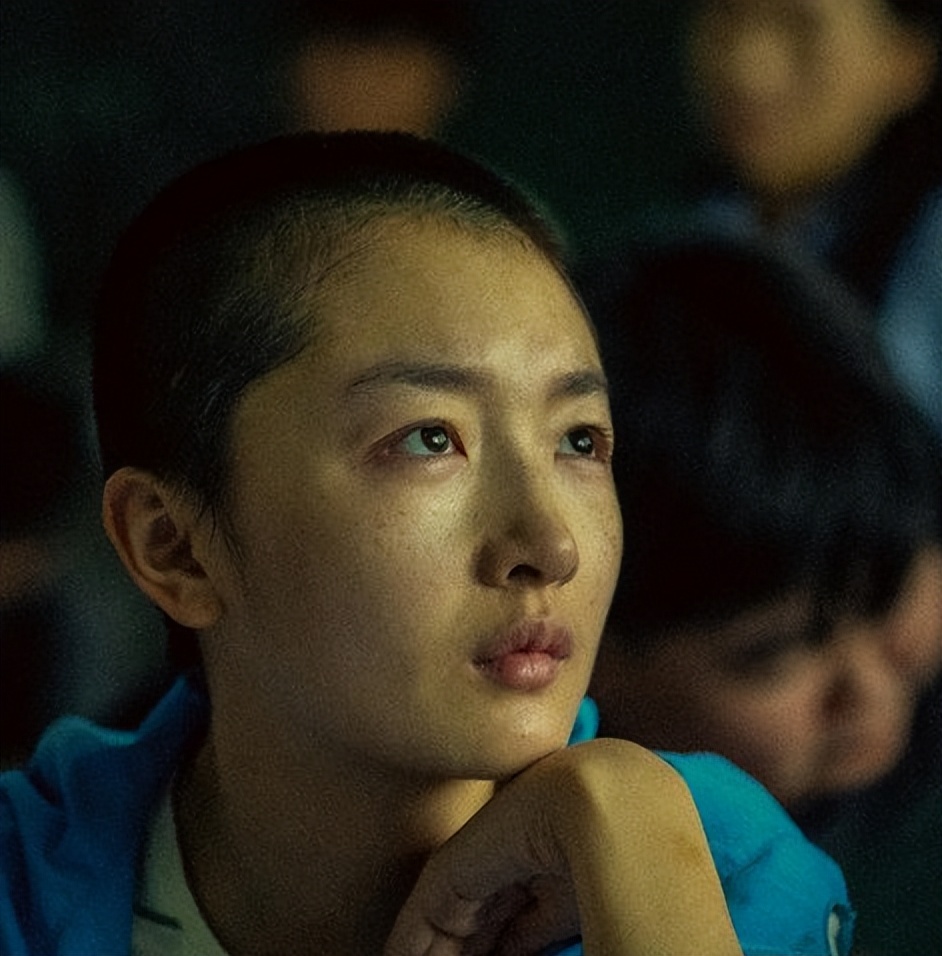 浴缸陪睡、洗内裤接口水、跪地服务，这些明星不把助理当人看！__浴缸陪睡、洗内裤接口水、跪地服务，这些明星不把助理当人看！