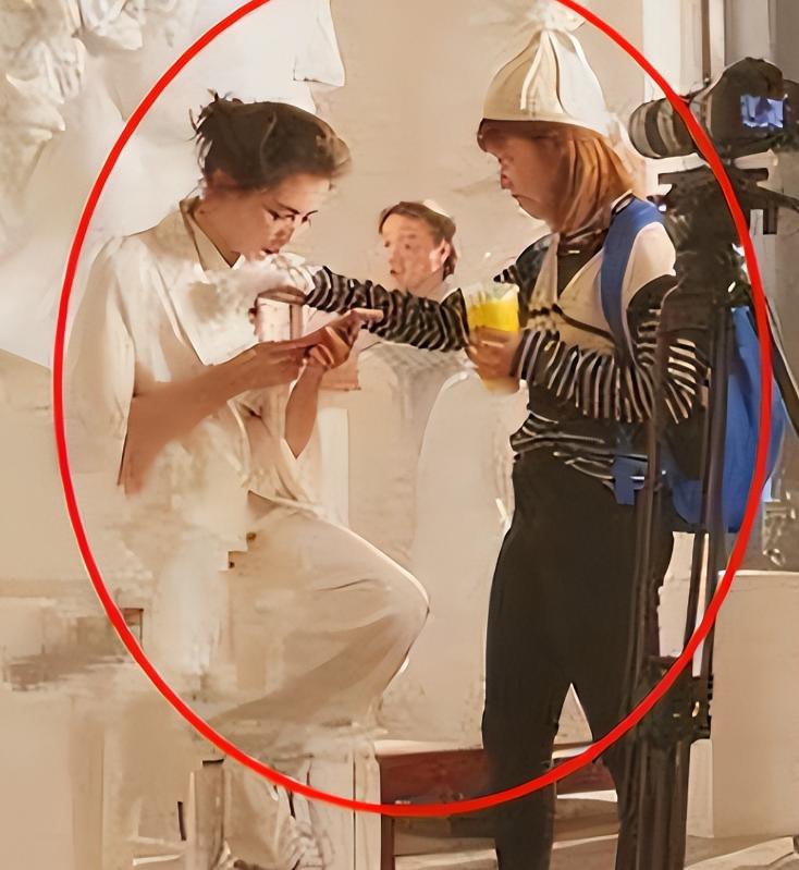 浴缸陪睡、洗内裤接口水、跪地服务，这些明星不把助理当人看！_浴缸陪睡、洗内裤接口水、跪地服务，这些明星不把助理当人看！_