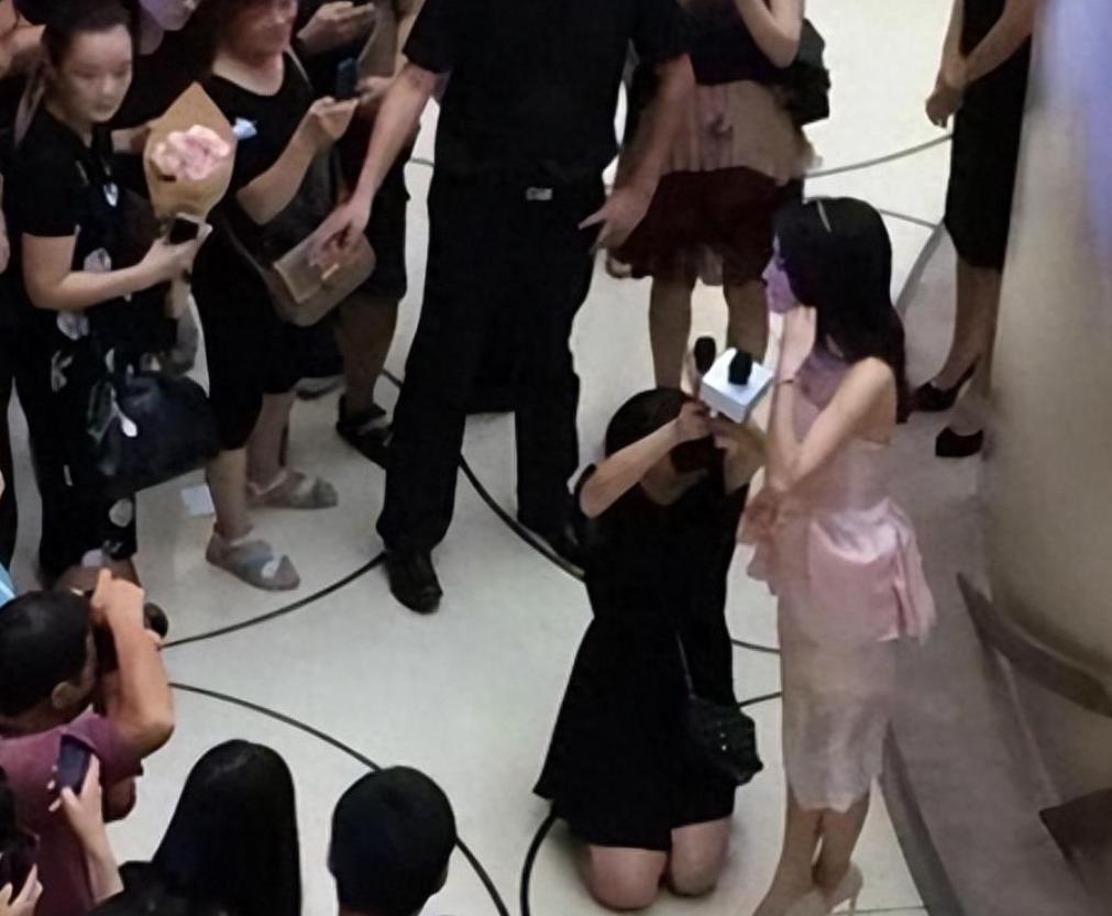 浴缸陪睡、洗内裤接口水、跪地服务，这些明星不把助理当人看！_浴缸陪睡、洗内裤接口水、跪地服务，这些明星不把助理当人看！_