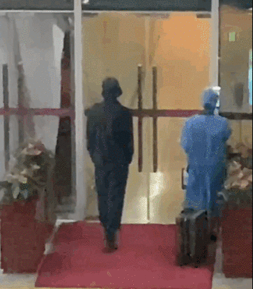 浴缸陪睡、洗内裤接口水、跪地服务，这些明星不把助理当人看！_浴缸陪睡、洗内裤接口水、跪地服务，这些明星不把助理当人看！_