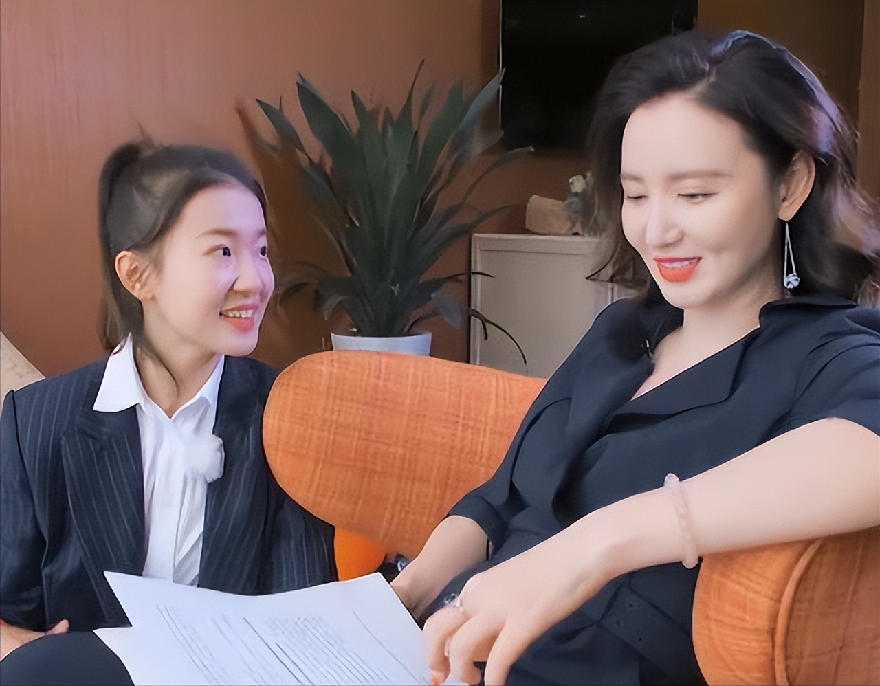 _浴缸陪睡、洗内裤接口水、跪地服务，这些明星不把助理当人看！_浴缸陪睡、洗内裤接口水、跪地服务，这些明星不把助理当人看！