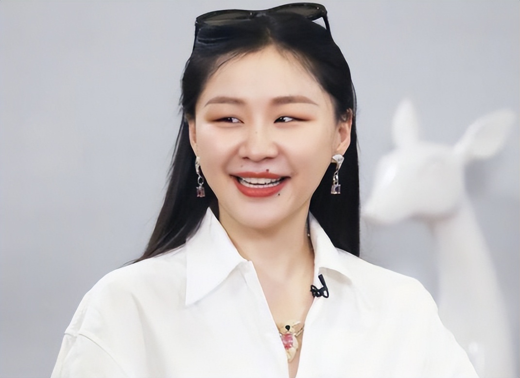 浴缸陪睡、洗内裤接口水、跪地服务，这些明星不把助理当人看！_浴缸陪睡、洗内裤接口水、跪地服务，这些明星不把助理当人看！_