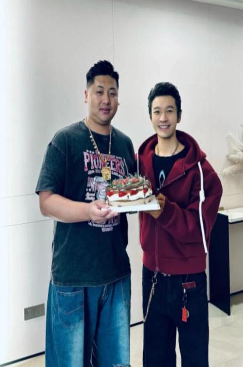 _浴缸陪睡、洗内裤接口水、跪地服务，这些明星不把助理当人看！_浴缸陪睡、洗内裤接口水、跪地服务，这些明星不把助理当人看！